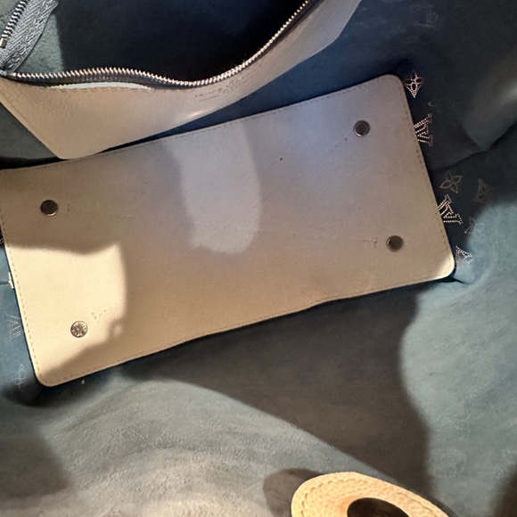 Louis Vuitton - Picture 3 of 8